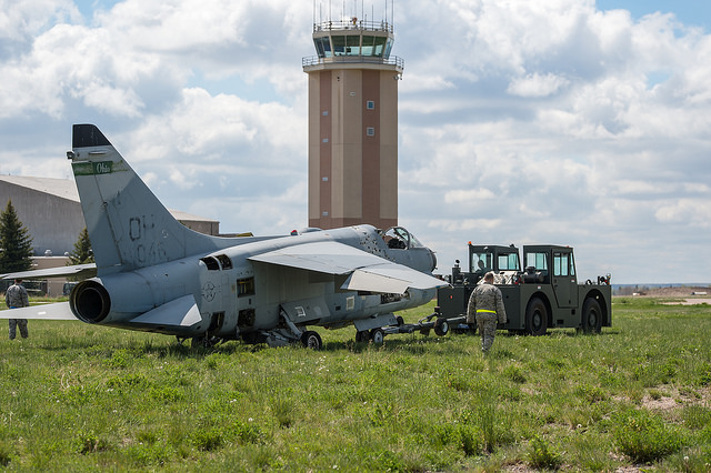 Wyo. Air Guard aircraft maintainers practice recovering fighter aircraft