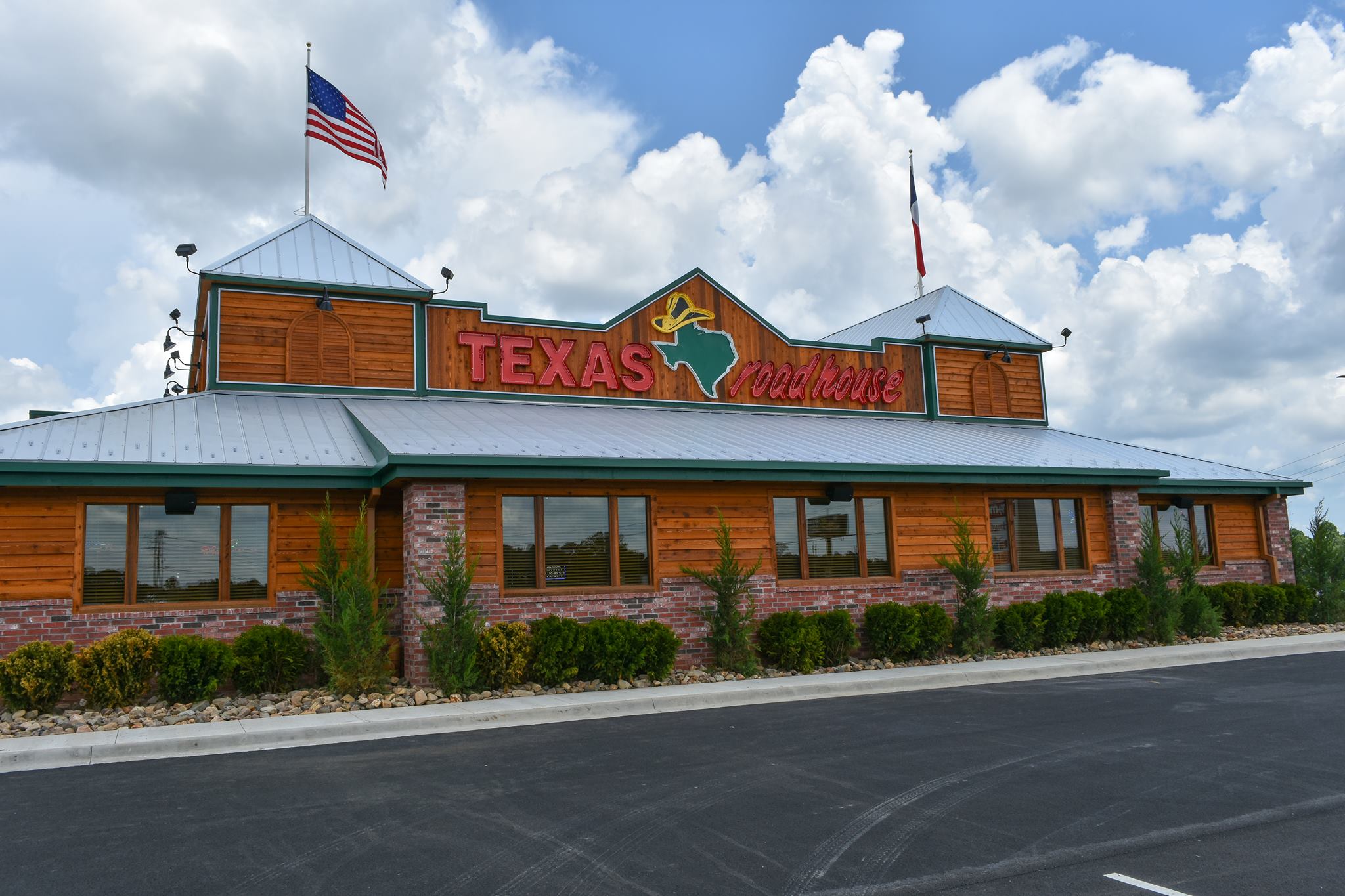 Texas Roadhouse Offering Free Lunch to Veterans on Veterans Day Shortgo