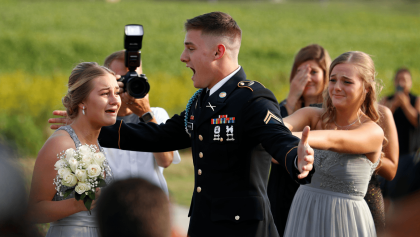 Watch soldier shock his sister at prom photo shootMilitarykind
