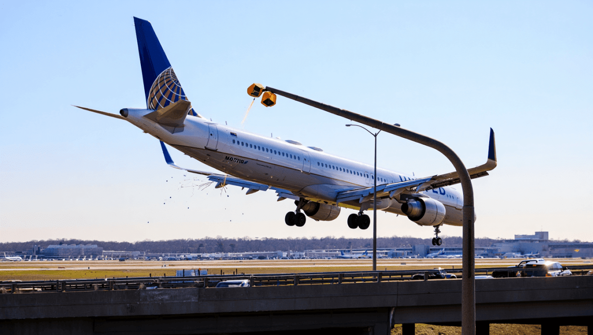 United flight landing in Newark strikes light pole on New Jersey Turnpike, FAA says