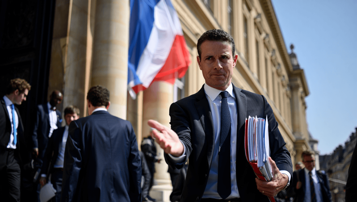 French lawmakers race to introduce an under-15 social media ban before the new school year