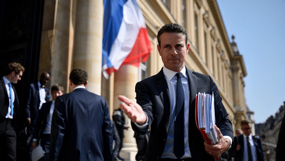 French lawmakers race to introduce an under-15 social media ban before the new school year