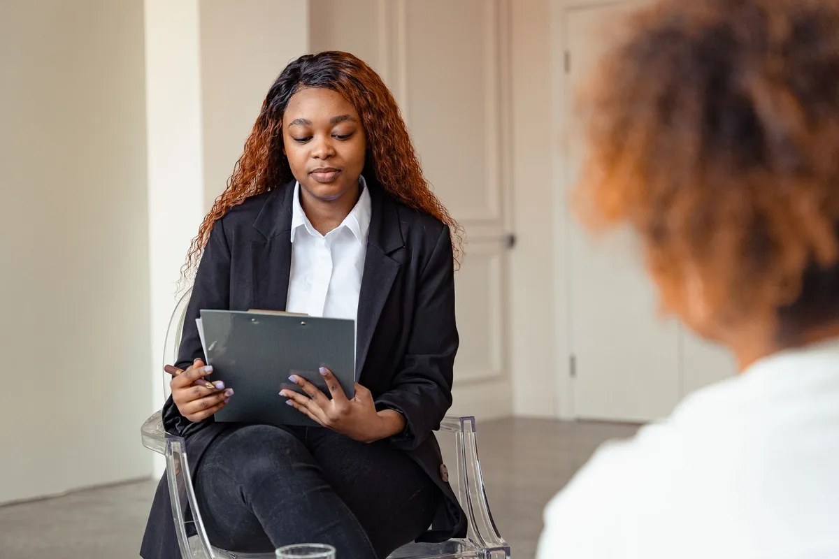 Médico especialista en salud mental perinatal consultando con una paciente