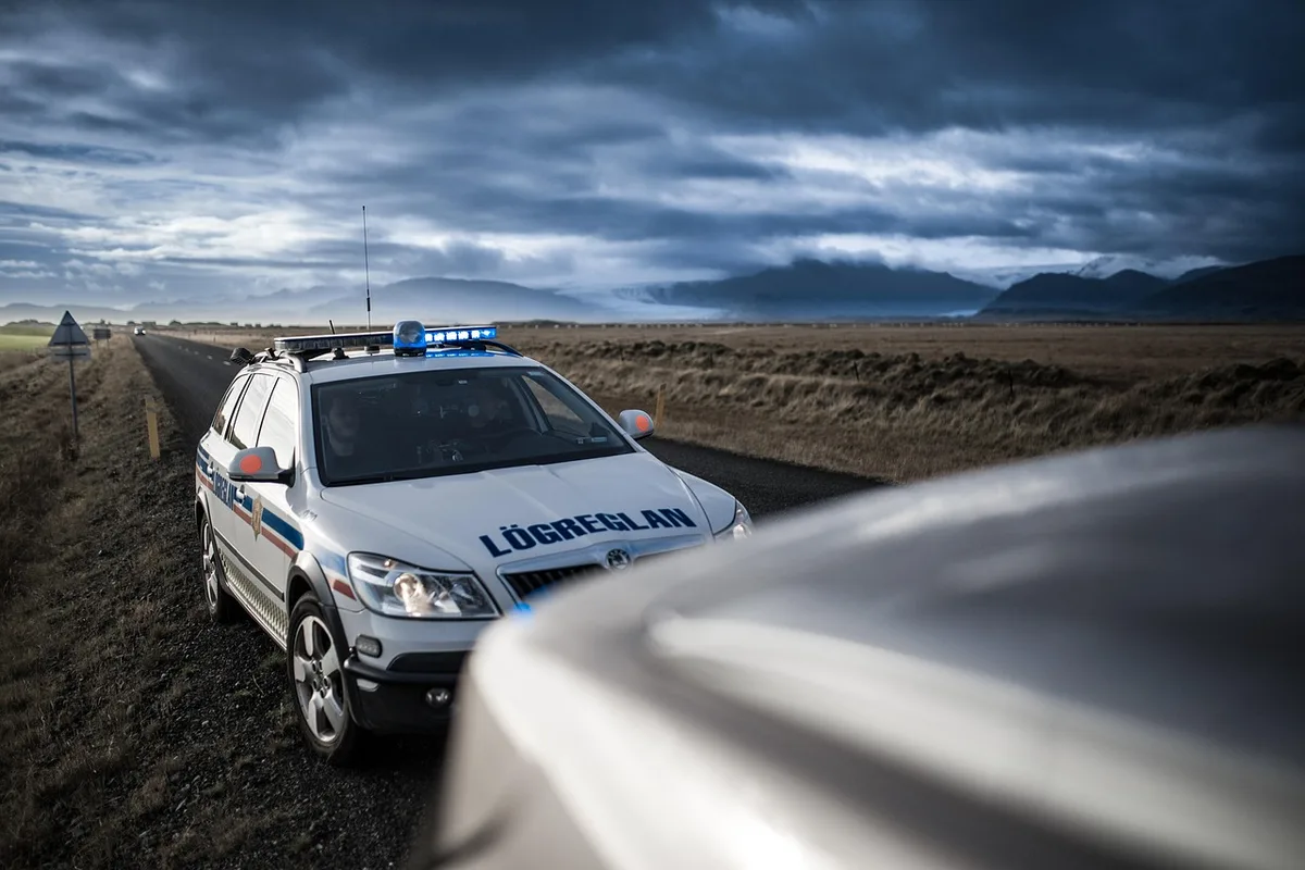 Polizeiwagen und städtische Fahrzeuge bei der Straßenpatrouille