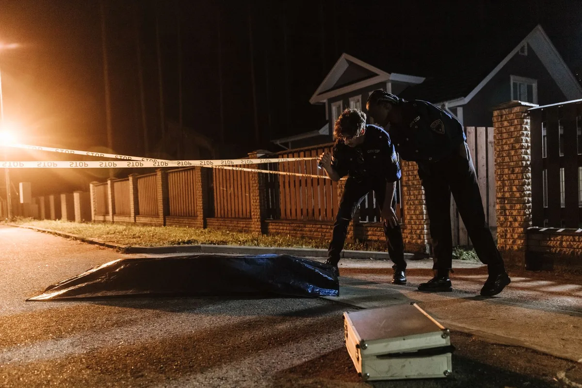 Oficiales de polic&iacute;a en la entrada de un edificio residencial durante una investigaci&oacute;n