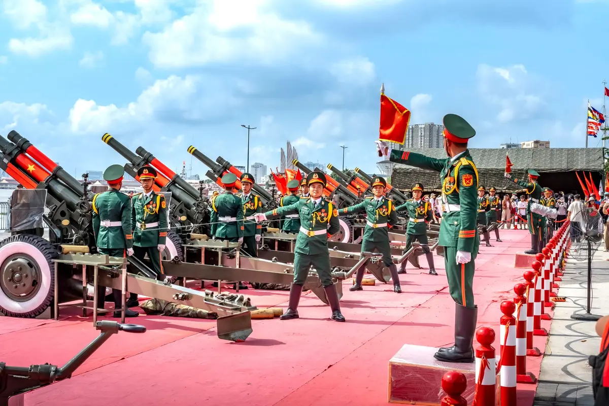 Oficiales militares en uniforme prepar&aacute;ndose para una salva de ca&ntilde;&oacute;n ceremonial durante festividades