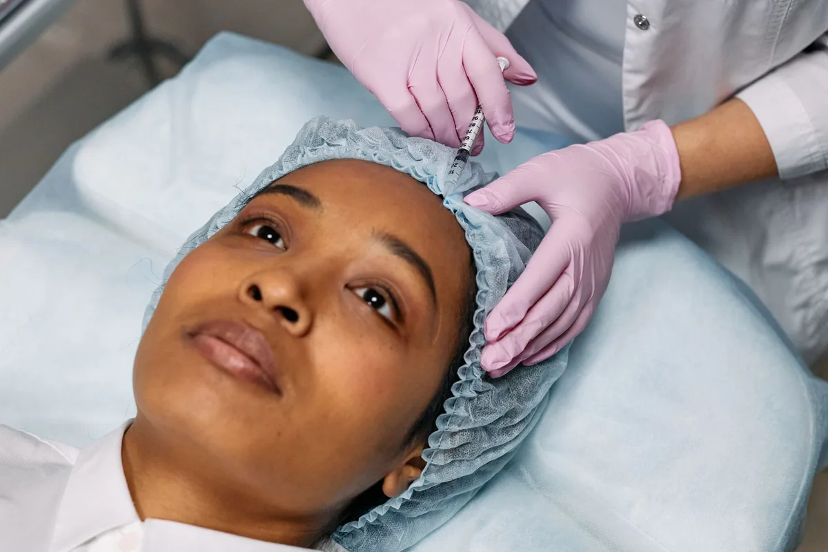 Medizinische Behandlung mit Filler-Injektion im Gesicht zur Volumenwiederherstellung