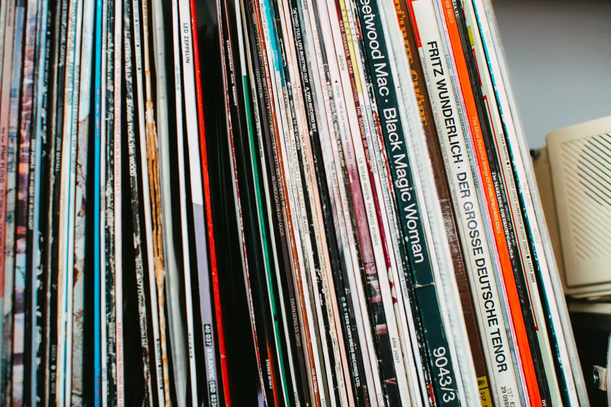 Stapel von Schallplatten und Musikalben, die Whitneys Diskografie darstellen