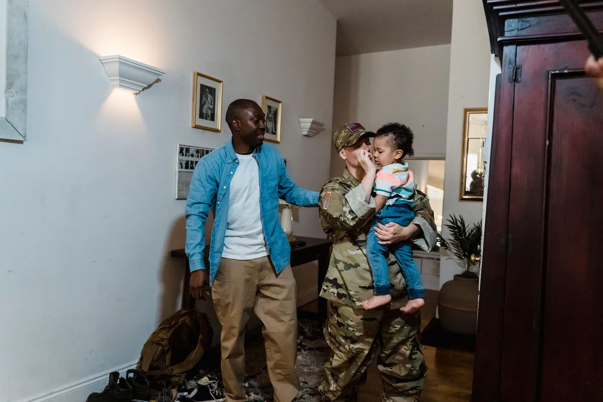 Familienmomente während einer emotionalen Wiedervereinigung nach längerer Trennung