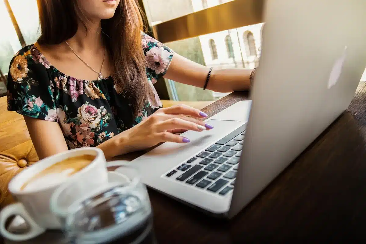 Espace de travail compact avec bureau, machine à écrire et éléments domestiques