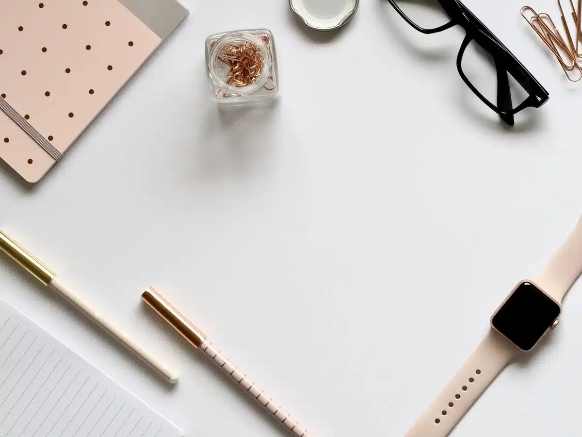 Tidy desk with checklist and calendar showing a structured workday