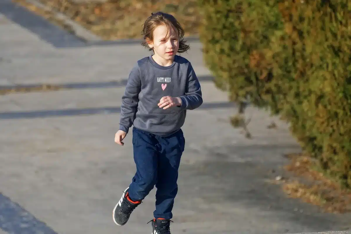 Young child running to a neighbor's doorway captured on camera