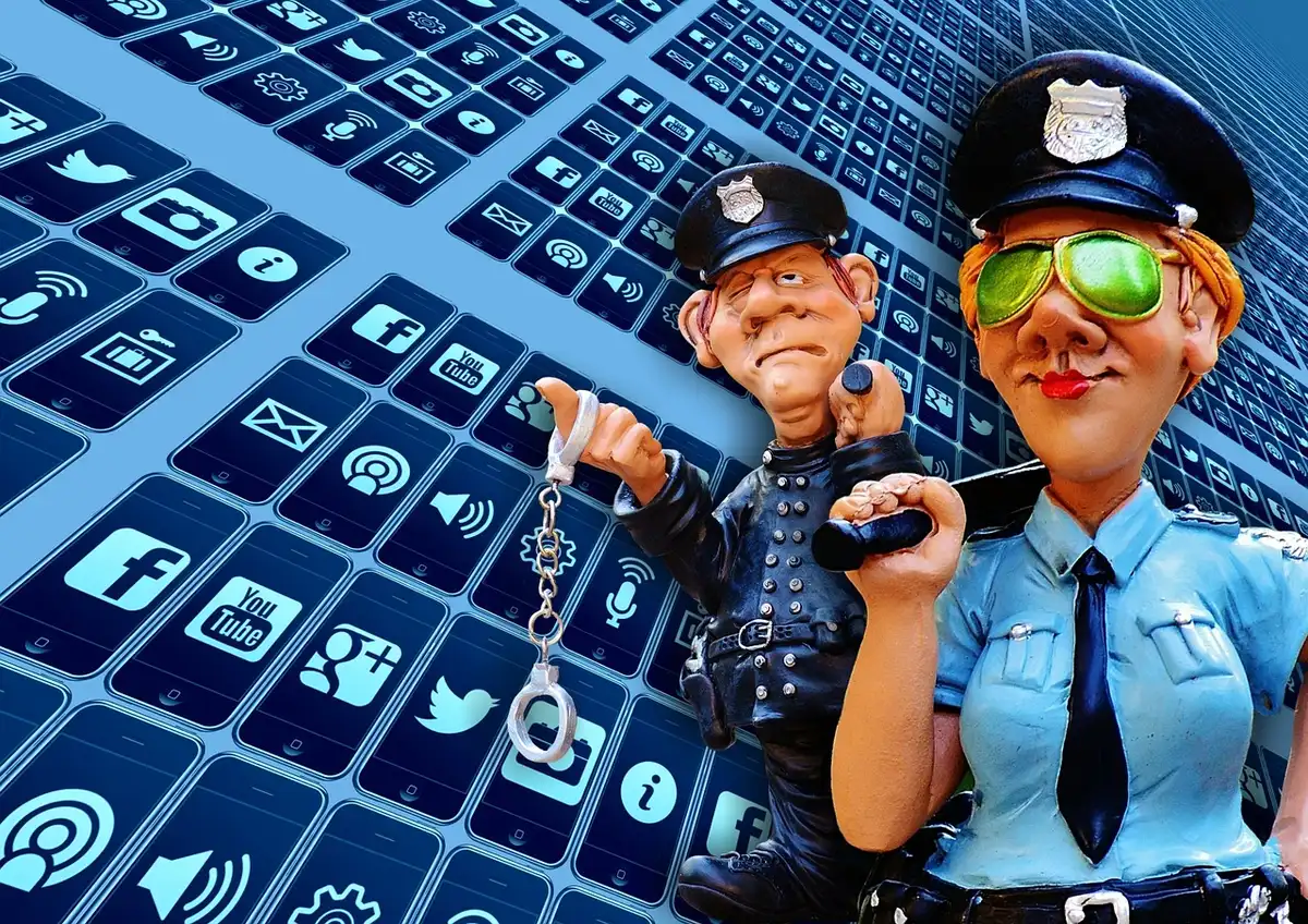 Personnes avec téléphones et enquêteurs de police recueillant des preuves
