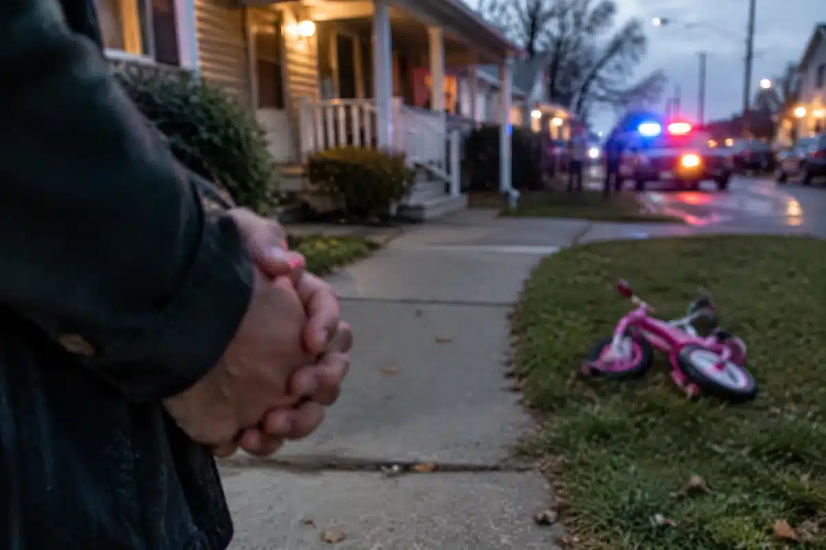 Pregnant woman stabbed during lunch as toddler watches: police say boyfriend requested a talk